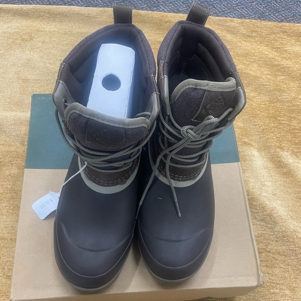 Muck Boots. Men’s size 8 lace up, multi-season, brown boot